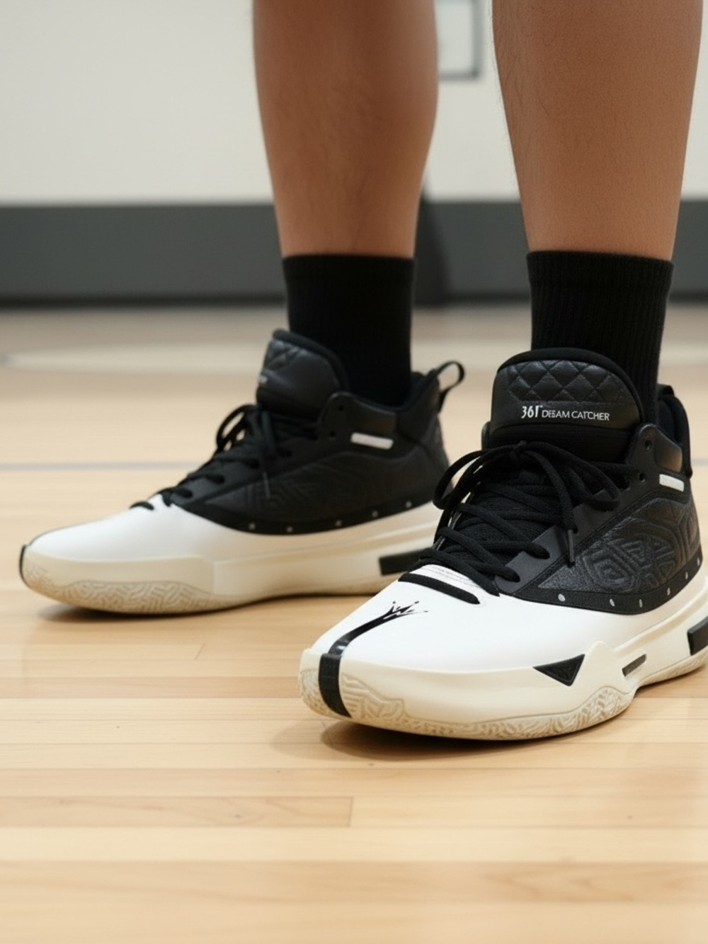 Dream catcher Women's Black & White High-Top Basketball Shoes